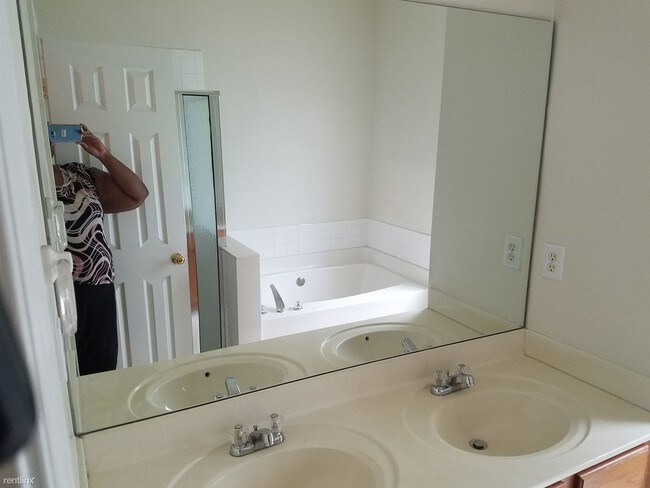 Building Photo - 410 Burdett Ridge Ct