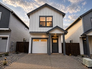 Building Photo - 10112 NE 45th Ct