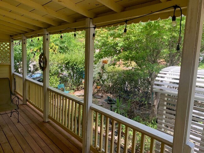 Foto del edificio - 20592 Foothill Dr