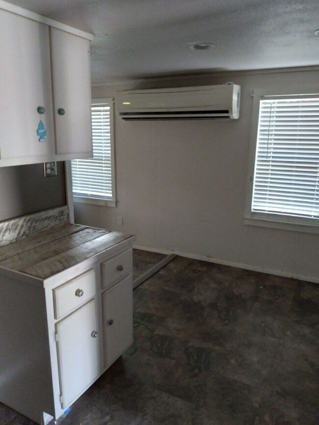 Building Photo - *LEASED* 2/1 Home for Lease ($660 w/water ...