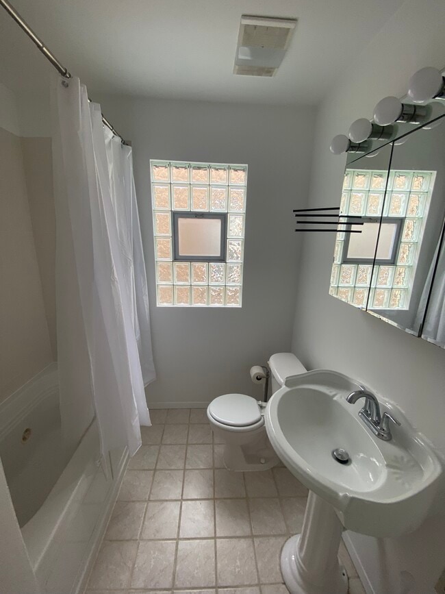bathroom - 4927 N Francisco Ave