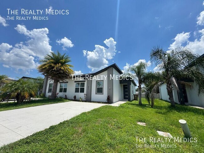 Building Photo - 211 Bedford Dr