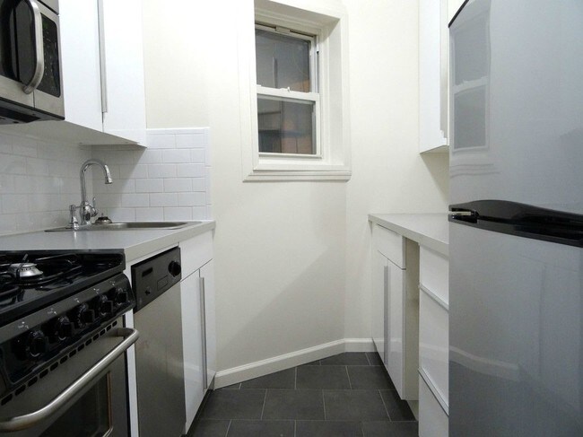Building Photo - 306 E 71st St