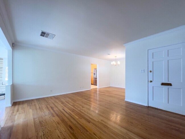 Foto del edificio - Spacious 3BR Home near Lake Balboa!