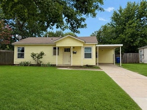 Building Photo - 2111 Pearson Dr