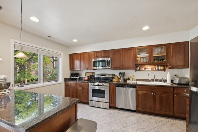 Building Photo - 753 W Dickens Ave