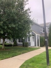 Building Photo - 814 Birchwood Park Dr