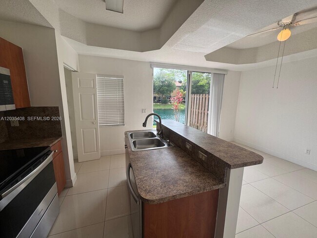 Foto del edificio - 4941 Tradewinds Ter