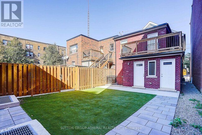 Photo du bâtiment - 166 Vaughan Rd