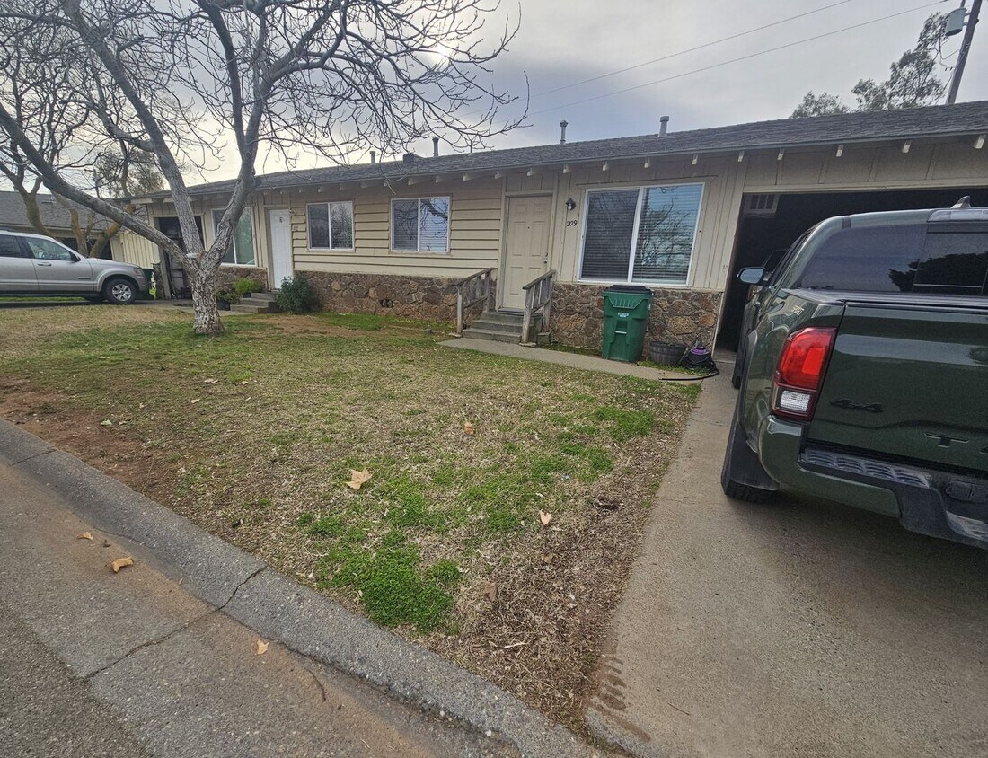 Building Photo - 2 Bedroom 1 Bath Apartment for Rent in Cor...