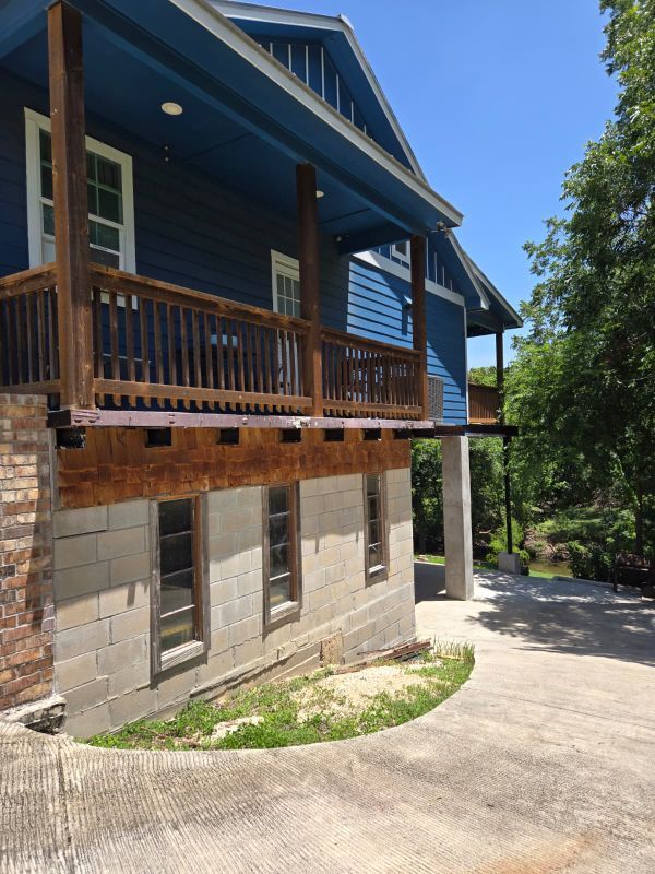 Building Photo - 623 Creek Dr