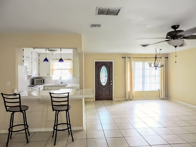 Building Photo - Venice Gardens Annual Home for Rent