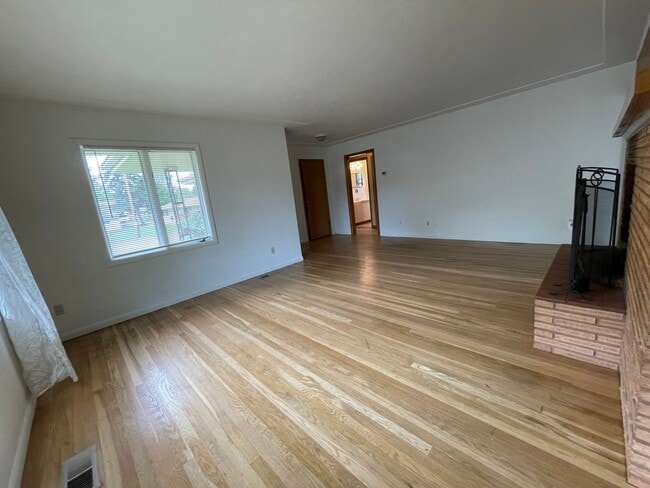Building Photo - 13610 SW Watkins Ave