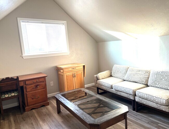 Sala de estar - 2479 E 124th St