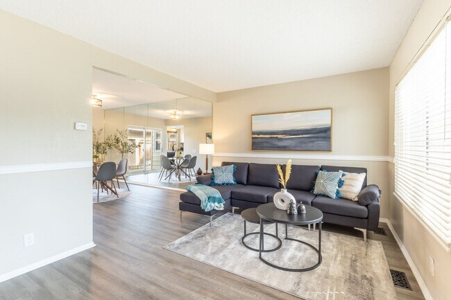 Foto del edificio - Cherry Creek Schools! Updated townhome wit...