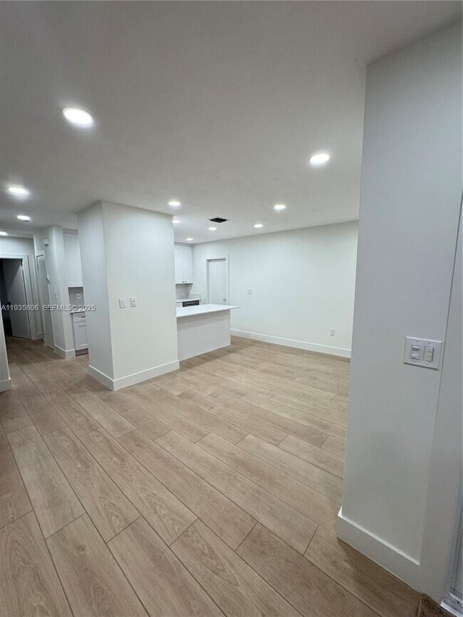 Foto del edificio - 828 El Rado St