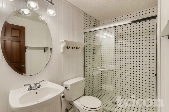 Building Photo - 4520 Juneau Ln N