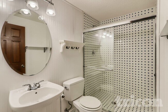 Foto del edificio - 4520 Juneau Ln N