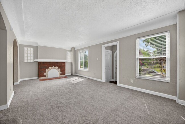 Foto del edificio - Spacious 3 bed 1.5bath Brick Colonial **Open House Sat June 6th from Noon to 1pm**