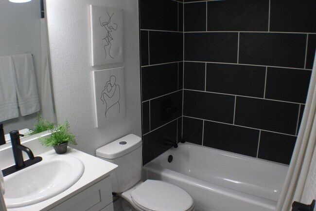 Foto del edificio - 5017 Birchwood Ln