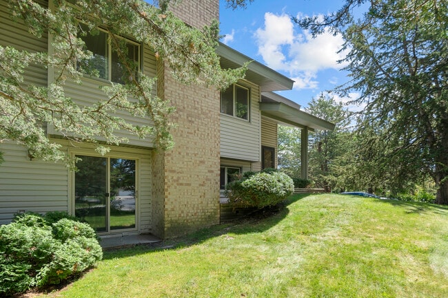 Mature trees, guest parking, loads of green space, low traffic - 9774 Dorset Ln