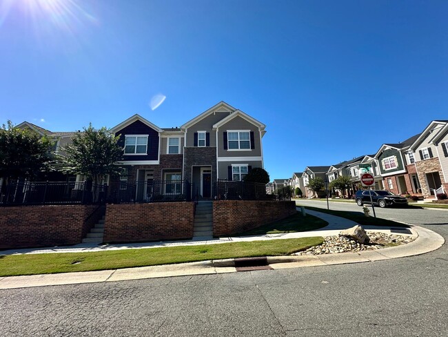 Building Photo - End Unit Townhome!