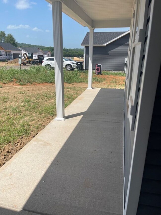 Building Photo - 488 Labrador Dr