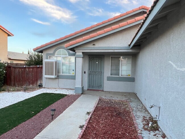 Building Photo - 10829 Begonia St