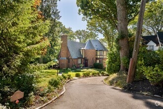 Building Photo - 11 Chelsea Dr