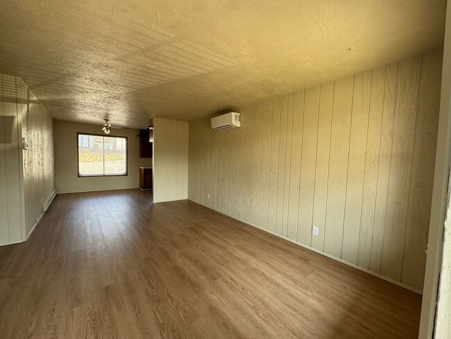 Building Photo - 2 Bedroom Duplex with Garage