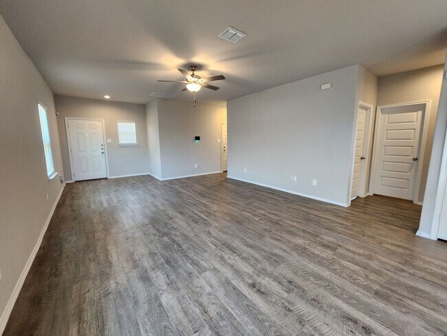 Foto del edificio - 3/2/2 in House Spring Valley / Luxury Vinyl Plank Through Out (NO Carpet) / Fenced in Yard / CISD...