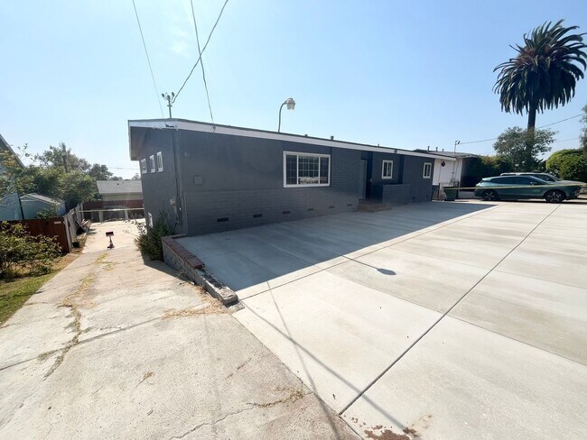 Building Photo - Modern 3-Bedroom Townhome in Chula Vista –...