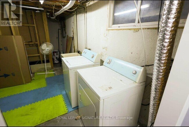 Photo du bâtiment - 120 Town House Crescent