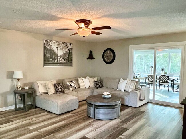 Building Photo - Charming 3-Bedroom Home with Modern Upgrad...