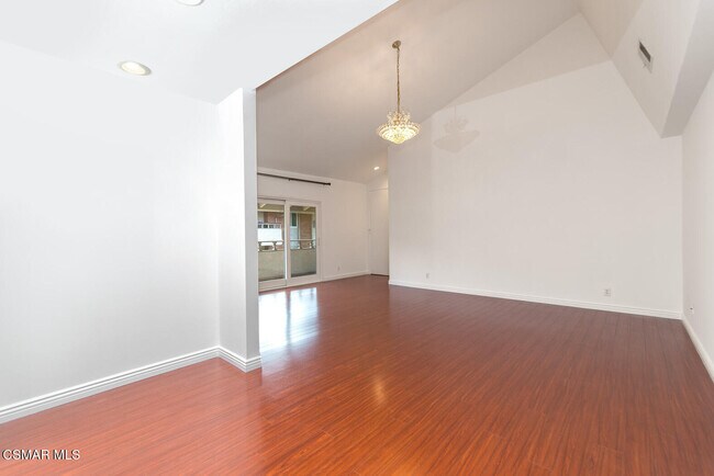 Foto del edificio - 31515 Lindero Canyon Rd