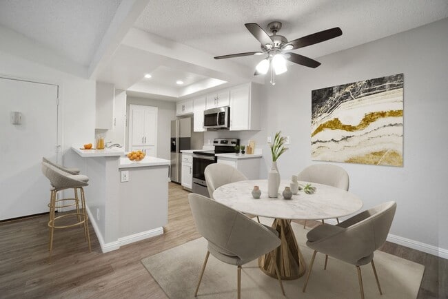 Interior Photo - River Oaks