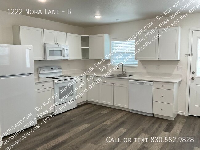 Building Photo - Available Now!! Beautiful 2 Bedroom/ 1 1/2...