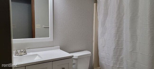 Building Photo - 2 br, 1.5 bath Townhome - 4900 Andrew Jack...