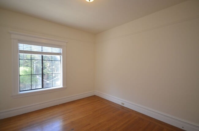 Building Photo - Parnassus 722-724A
