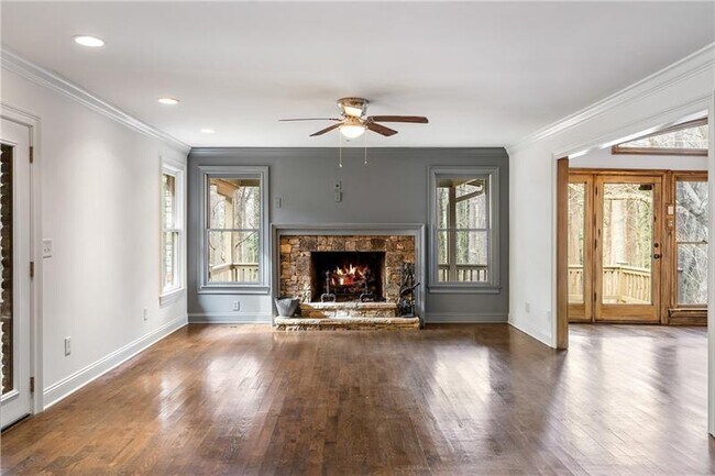 Foto del edificio - 2468 Ridgeway Dr