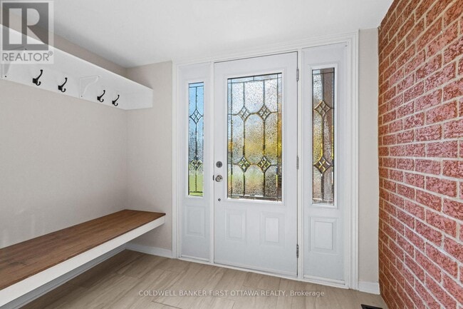 Photo du bâtiment - 1645 Ravins Pl