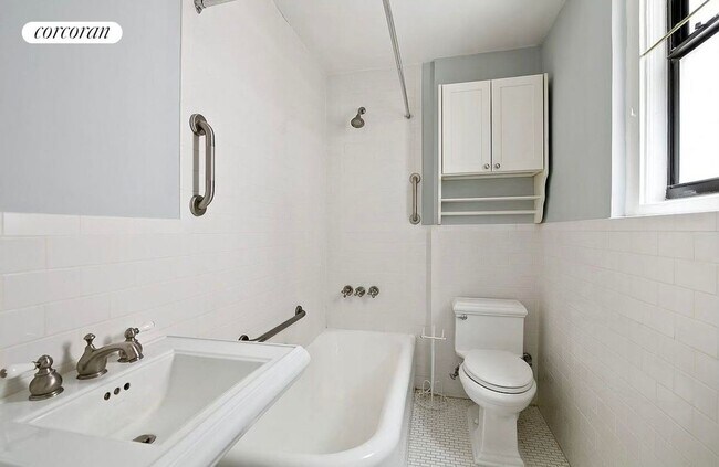 Foto del edificio - 17 W 64th St