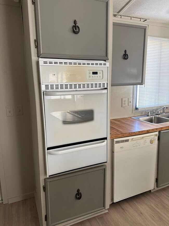 Building Photo - 3/2 Trailer house, newly painted inside and out!