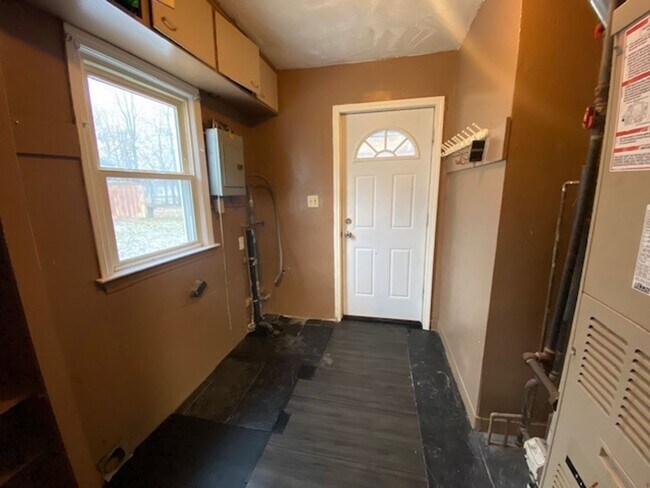 Foto del edificio - One-Floor 3BR Ranch + Screened Porch + Oversized Garage Space!