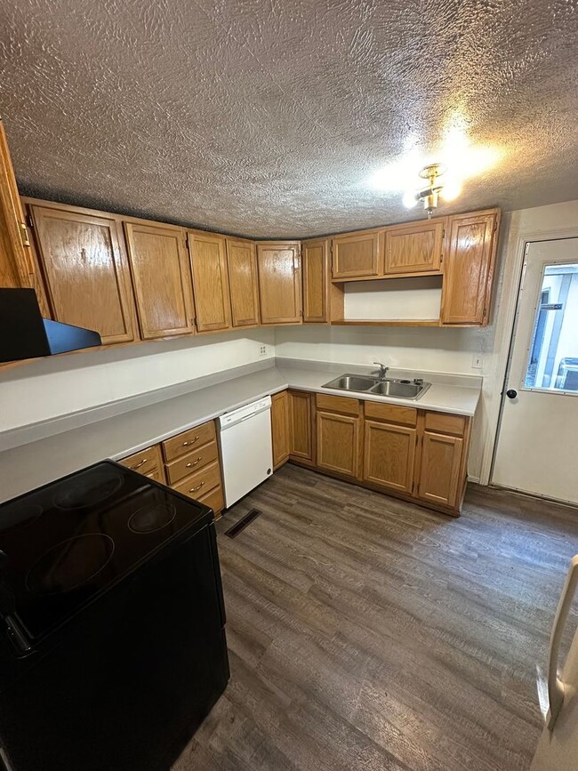 Building Photo - Updated 2 Bedroom, 1 Bath Home with 2 Car ...