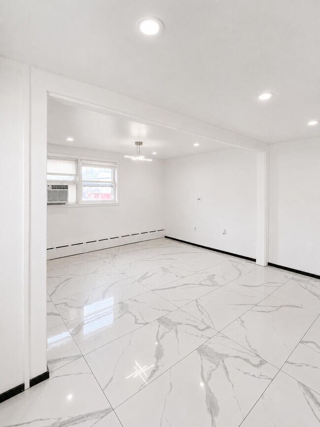 Building Photo - 256 Grove St