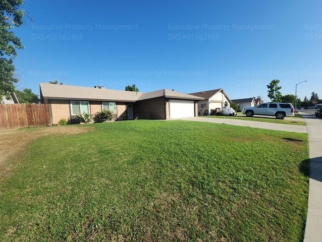 Building Photo - 3 bedroom/ 1.75 bathroom located in southw...