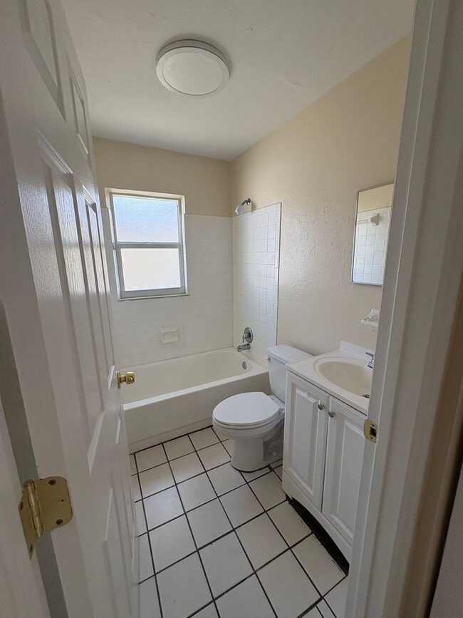 Building Photo - 3 Bedroom - Mango Ave