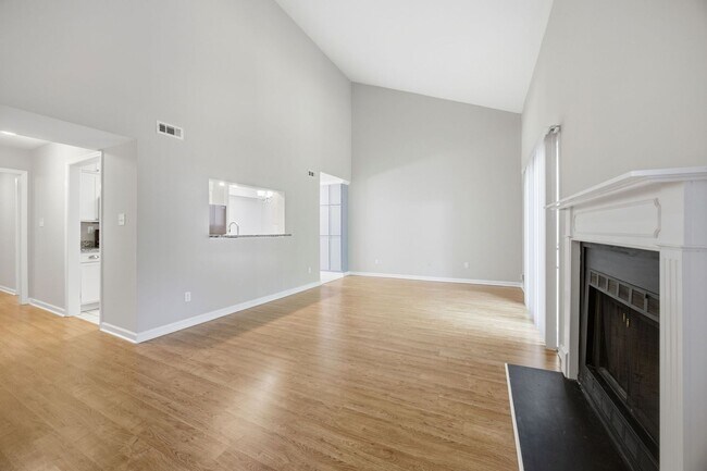 Building Photo - Beautiful Durham 2 Bed Condo | Minutes from RTP & Southpoint