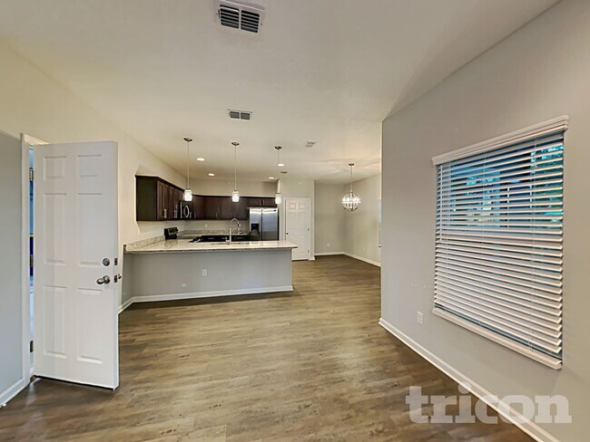 Foto del edificio - 498 Auburn Oaks Rd E